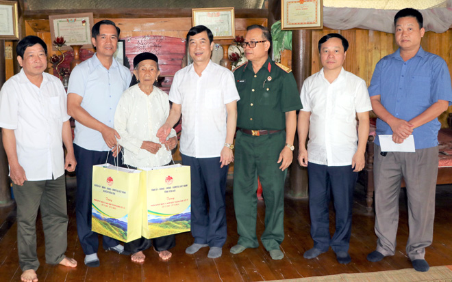 Đồng chí Nguyễn Minh Tuấn - Trưởng ban Tuyên giáo Tỉnh ủy và đoàn công tác thăm tặng quà Mẹ VNAH Hà Thị Hao (92 tuổi), thôn Kiên Lao, xã Kiên Thành.